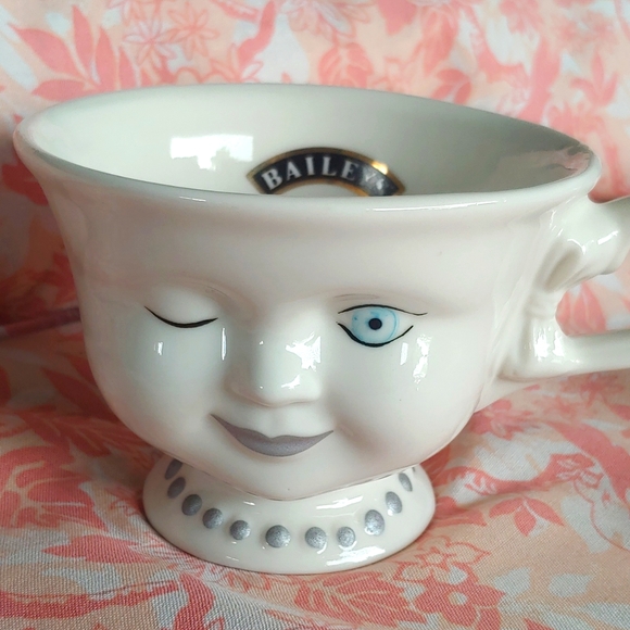 🍀Limited Edition Baileys Irish Winking Lady Ceramic Cup signed by Helen Hunt - Picture 2 of 12